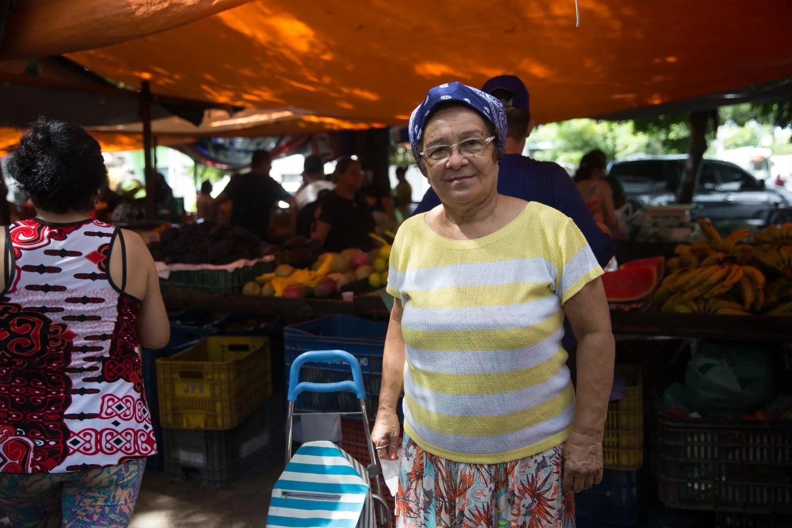 A professora Izaura Soares, de 73 anos, frequenta feiras livres de Fortaleza há quatro décadas. “Na feira, todo mundo se comunica. Aqui tudo é novinho, saído da horta. É um ambiente que o poder público deveria dar uma olhada mais interessante”, relata. A relação da consumidora com a feira será contada na 3ª parte desta reportagem