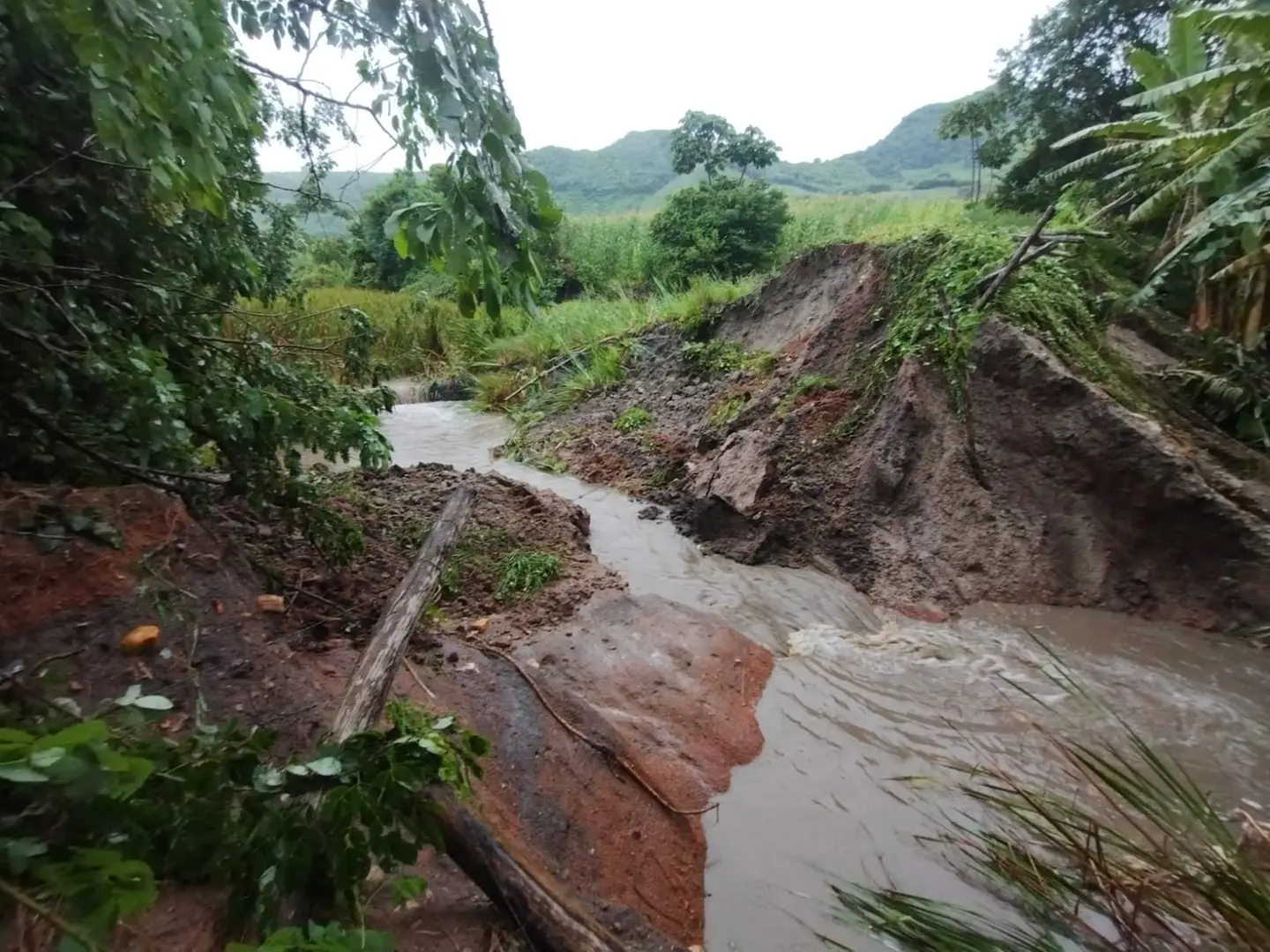 Imagem da notícia Duas barragens se rompem em Itapipoca, no Ceará; famílias foram evacuadas