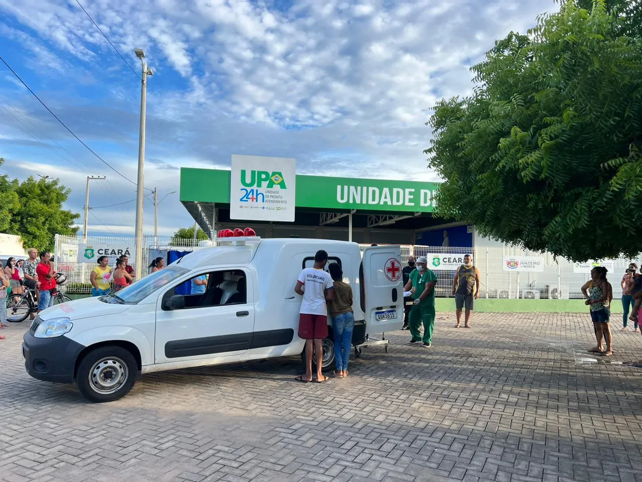 Ambulâncias dão suporte a pacientes no local