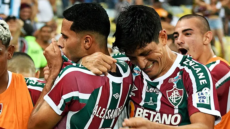 Imagem mostra jogadores de futebol