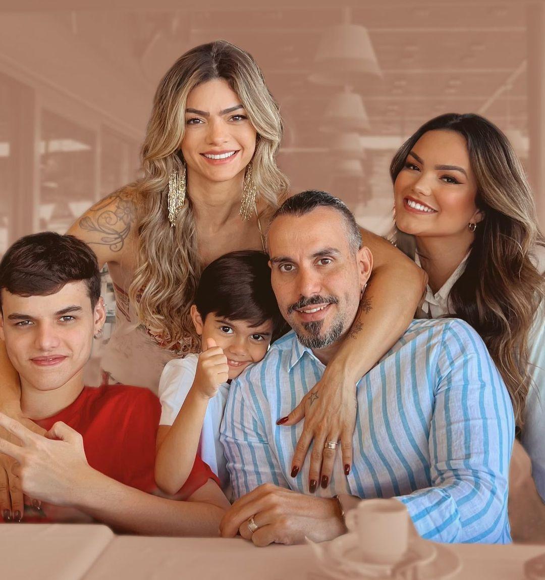 Kelly Key publica foto em família e fãs apontam indireta para Latino -  Zoeira - Diário do Nordeste