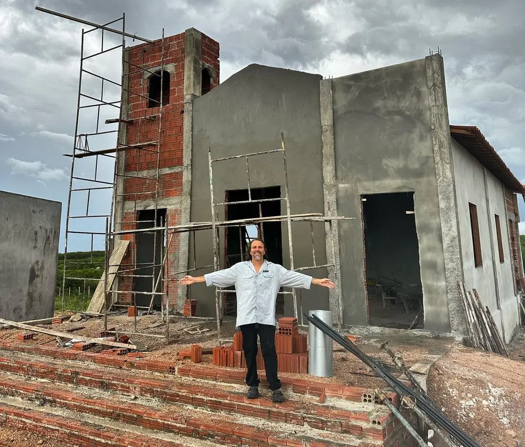 Cantor chegou a publicar fotos da construção em rede social