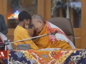 Cena de Dalai Lama com criança viralizou nas redes sociais