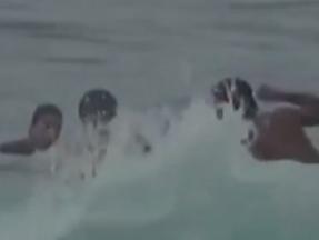 Imagem mostra homem agredindo outra pessoa no mar
