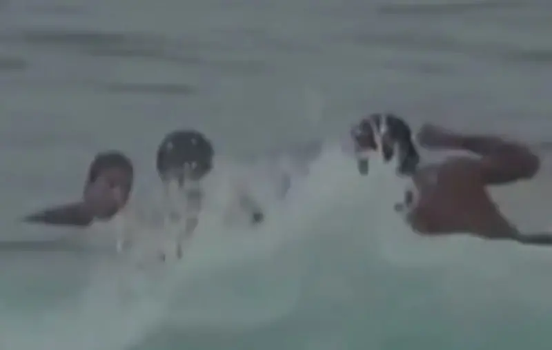 Imagem mostra homem agredindo outra pessoa no mar