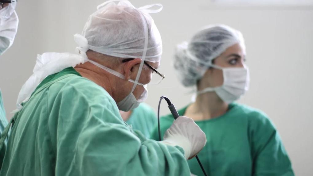 Médico realizando cirurgia dentro de hospital