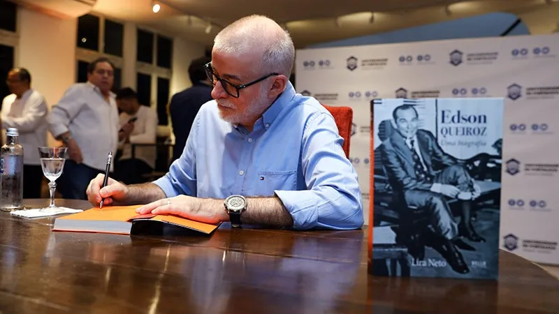 Lira Neto, em sessão de autógrafos, durante o lançamento do livro 'Edson Queiroz: uma biografia'.