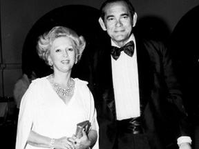 Edson e Yolanda Queiroz em foto preto e branco. Os dois estão trajados com roupa de gala