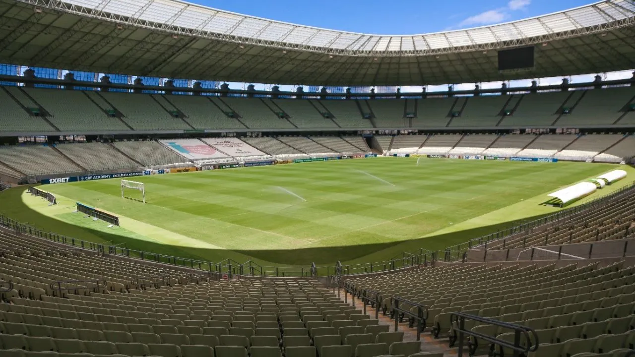 Gramado da Arena Castelão, que tem 7.140 m² com dimensões de 105 m x 68 m