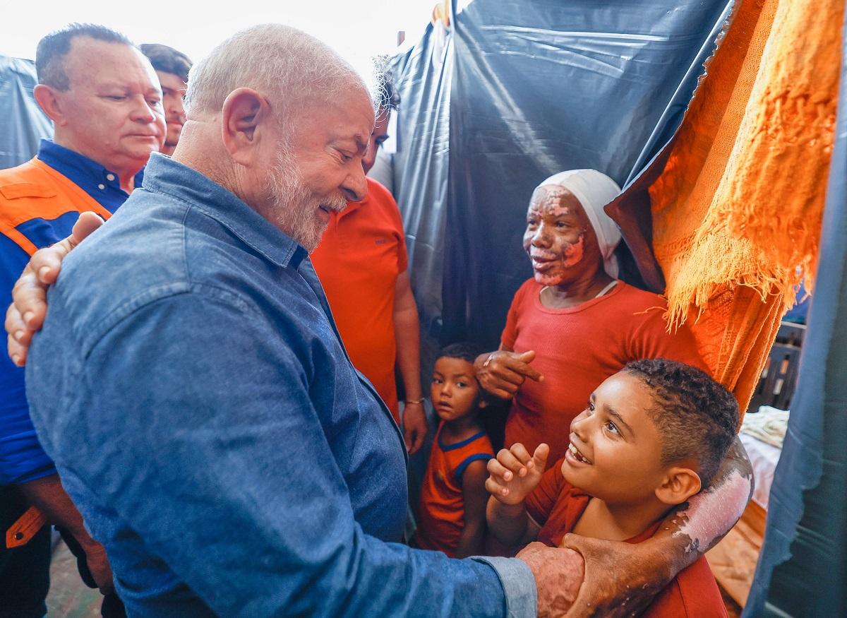 Lula em visita a moradores de áreas inundadas na região de Trizidela do Vale, no Maranhão