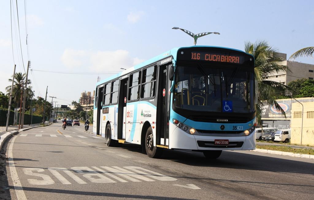 Ônibus circulando por rua em Fortaleza