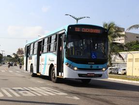 Ônibus circulando por rua em Fortaleza