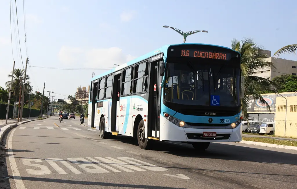 Ônibus circulando por rua em Fortaleza