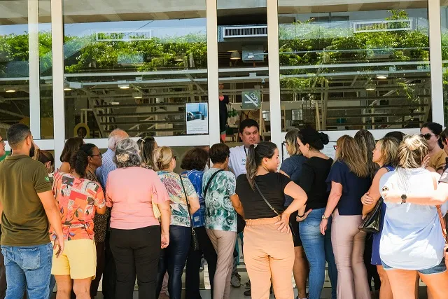 Clientes fazem fila para aproveitar descontos