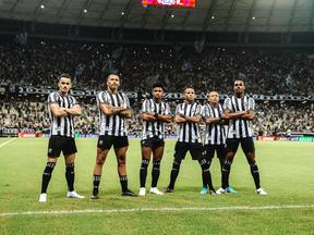 Jogadores do Ceará comemoram gol marcado