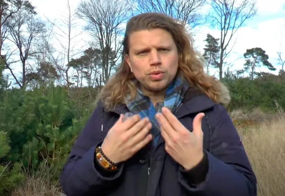 Jonathan é um homem branco, loiro e de cabelos longos