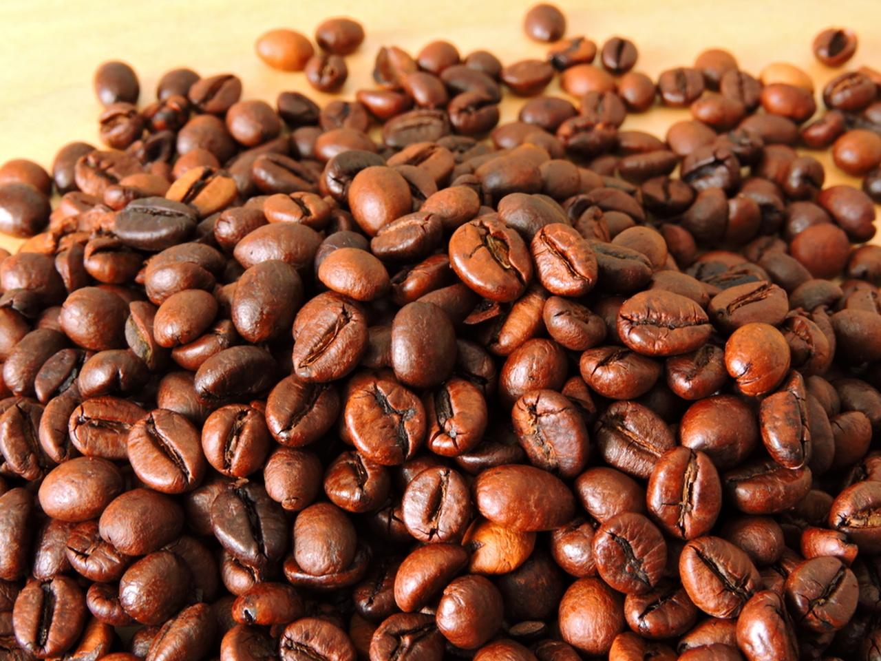 Grãos de café na mesa