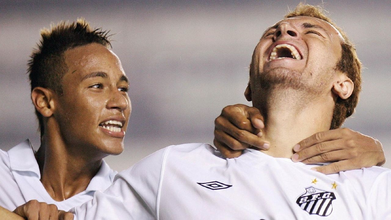 Imagem mostra jogadores de futebol