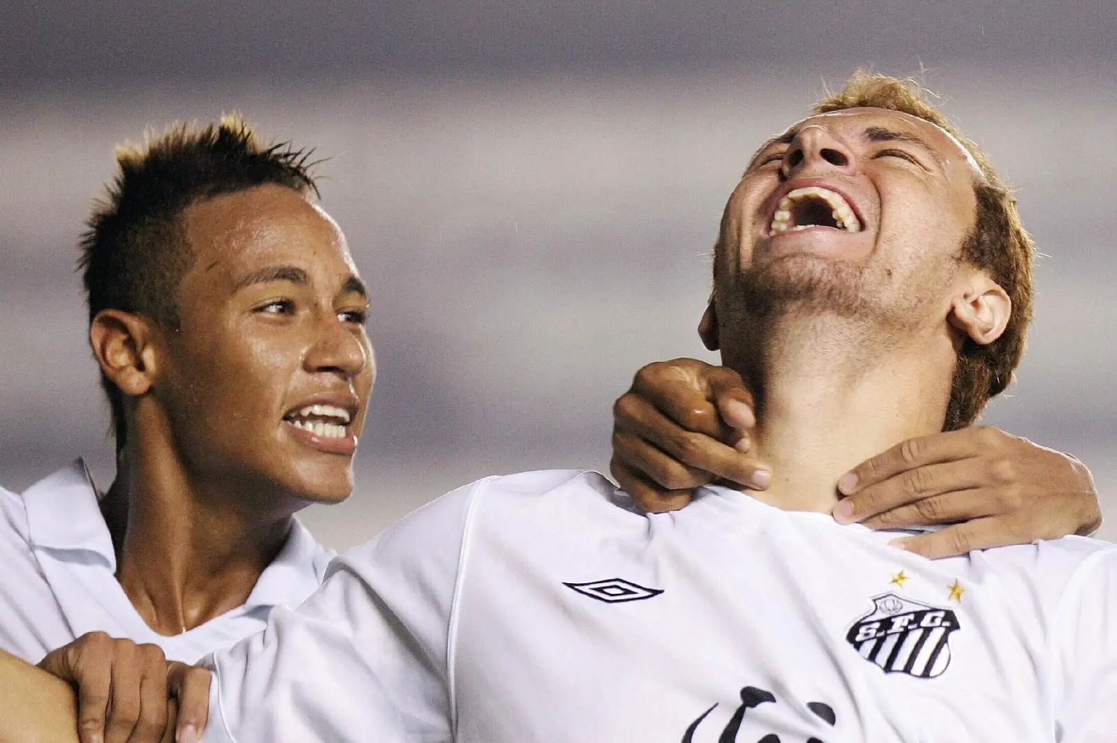 Imagem mostra jogadores de futebol