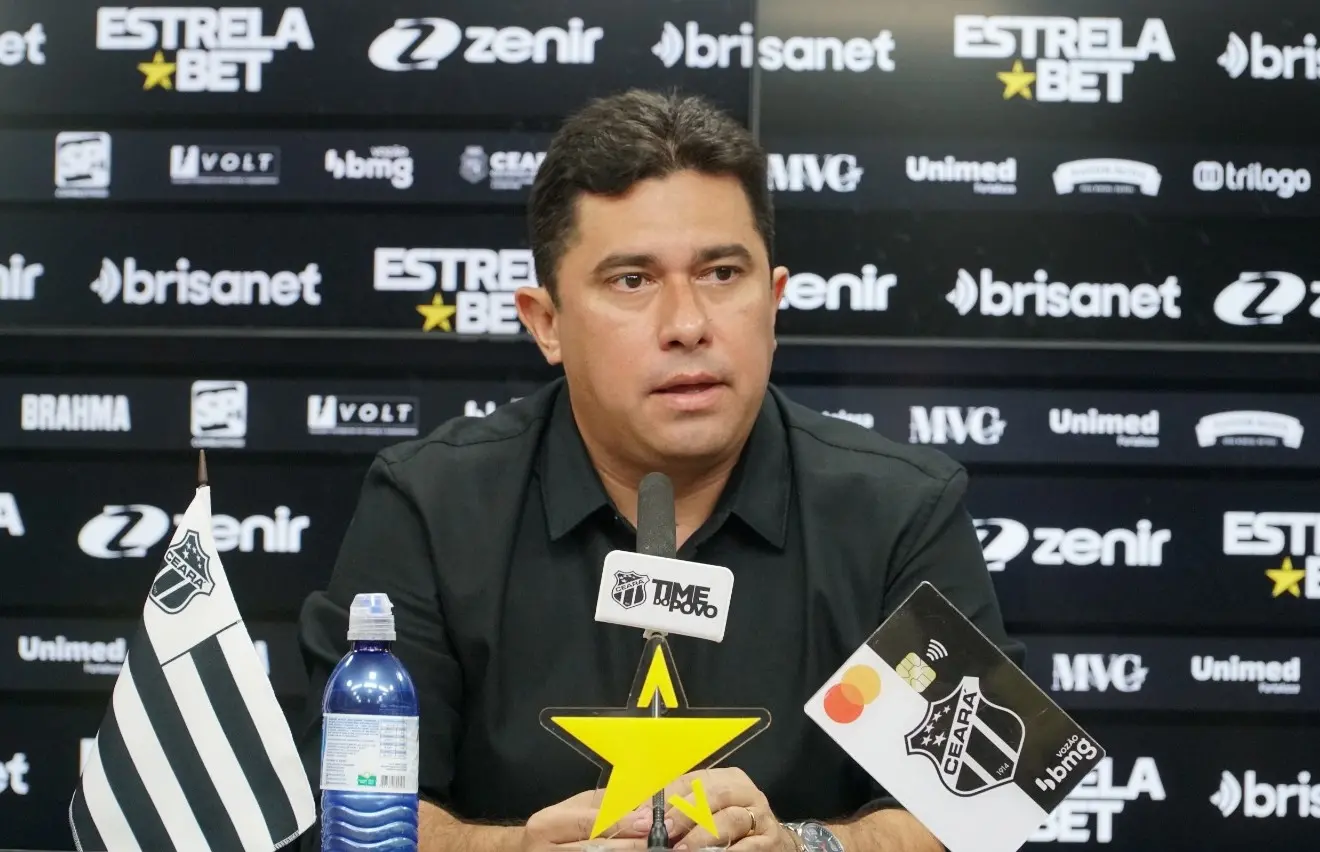 João Paulo de braço cruzado em foto no site do Ceará