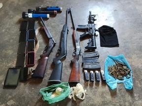 Armas, munições e drogas foram apreendidos pelos policiais civis e militares