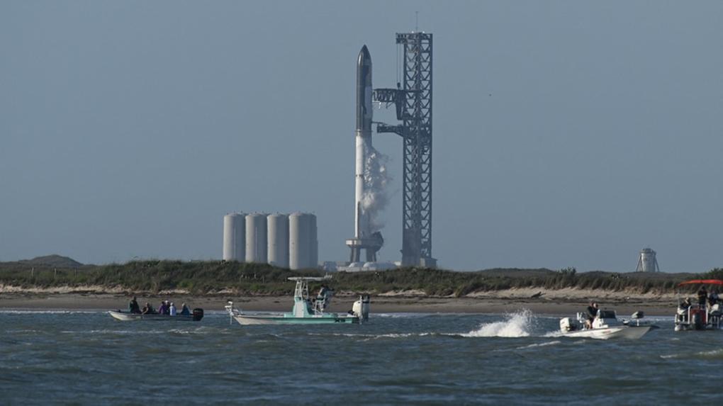 Foguete SpaceX Starship na plataforma de lançamento da SpaceX Starbase em Boca Chica, no Texas