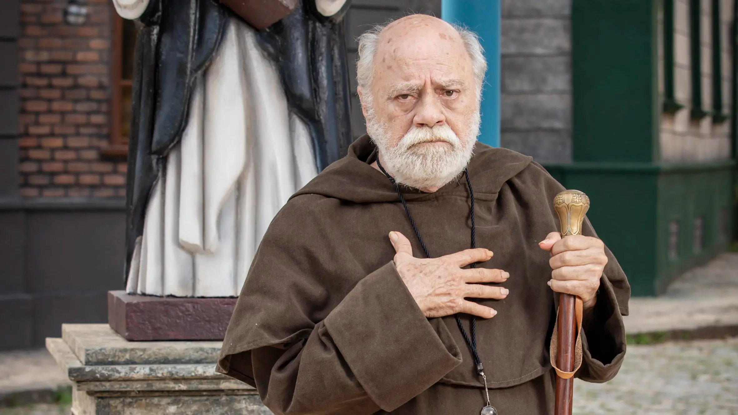 Frei Leão, personagem de Amor Perfeito