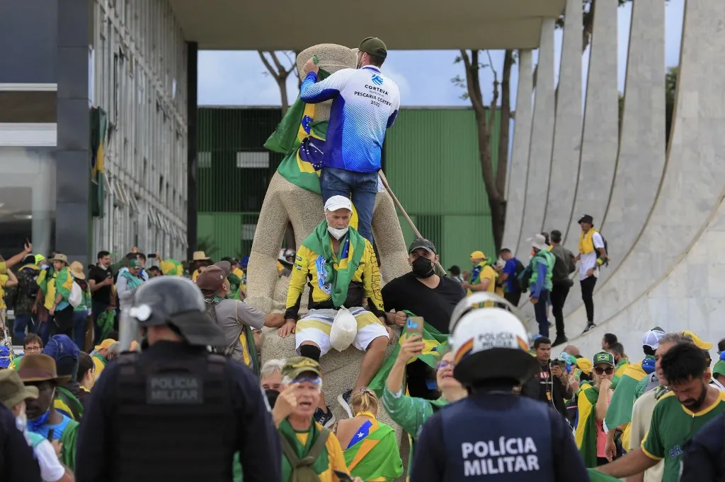 Momento que terroristas começam a invadir o STF