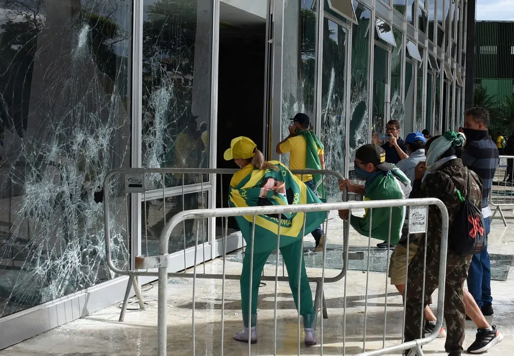 Terroristas quebrando as vidraças do Supremo para invadir a Corte