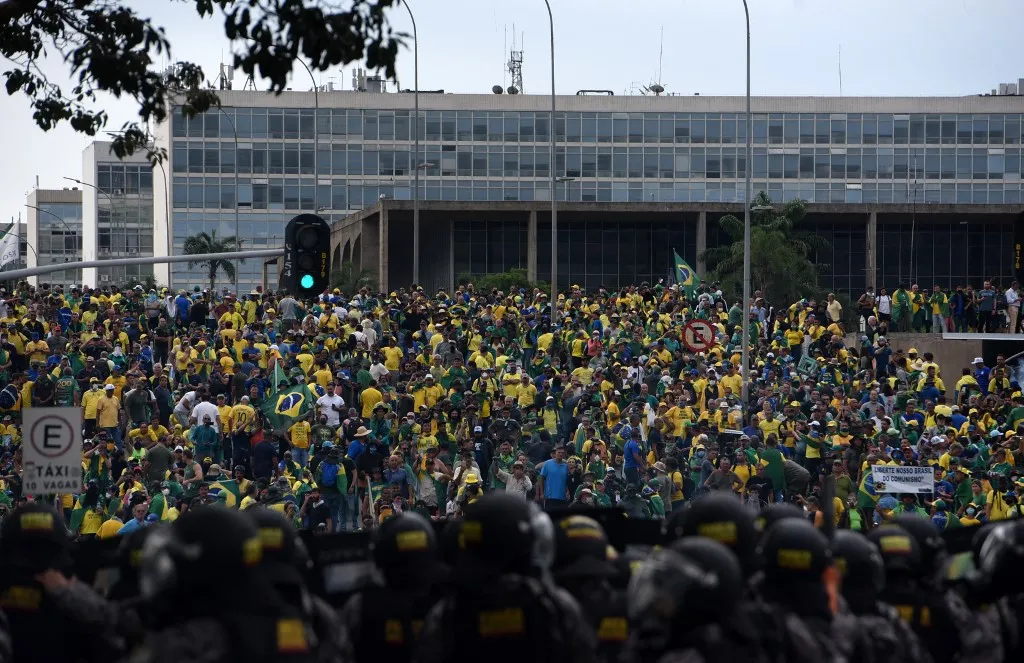 Uma multidão de pessoas se aglomerou na Praça dos Três Poderes para invadir e depredar as sedes do Palácio do Planalto, do STF e do Congresso