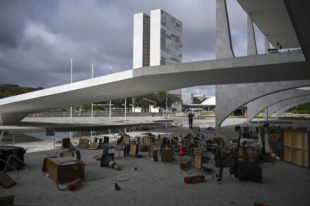 Alguns dos objetos destruídos no Palácio do Planalto