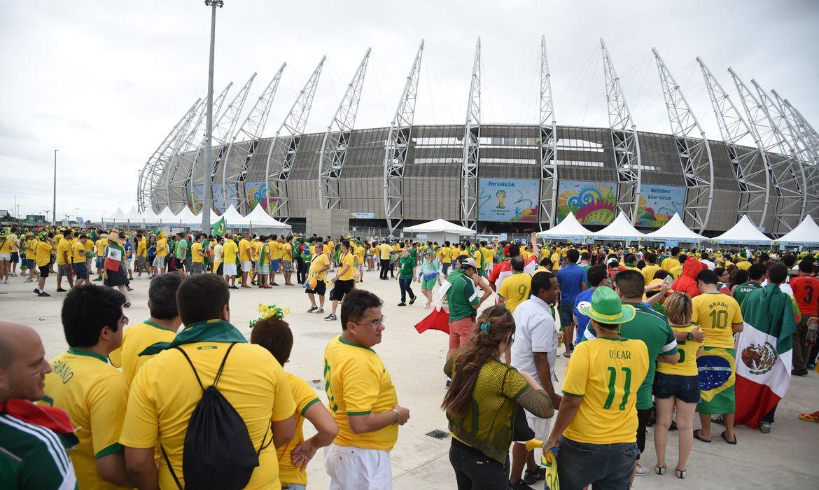 Imagem mostra torcedores de futebol