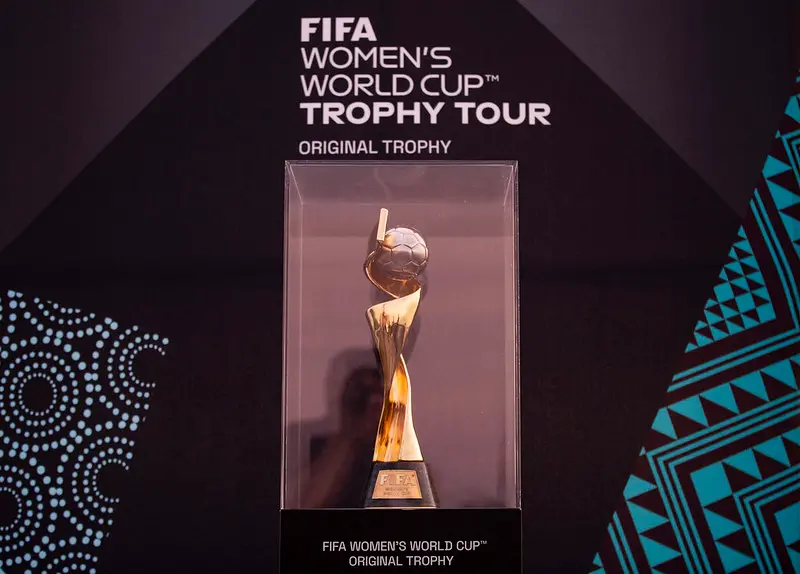 Imagem mostra taça da Copa do Mundo feminina