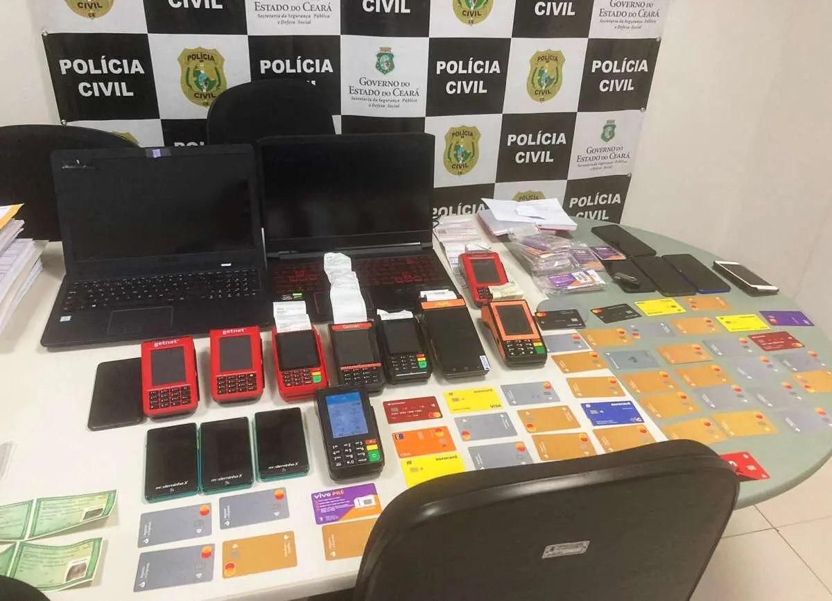 Homem preso em hotel com dezenas de cartões magnéticos