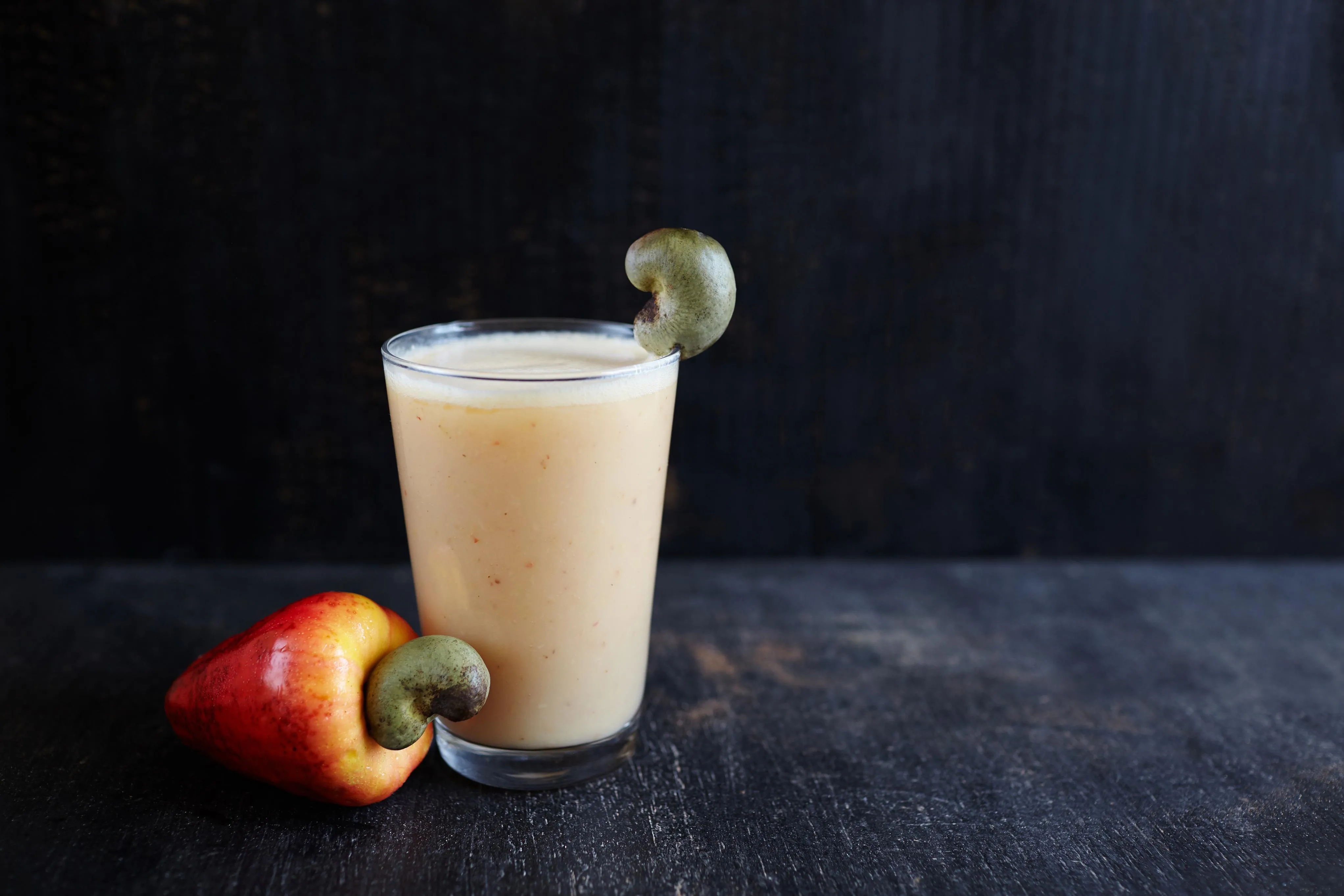 O frapê de caju parece com o suco da fruta, mas é mais cremoso