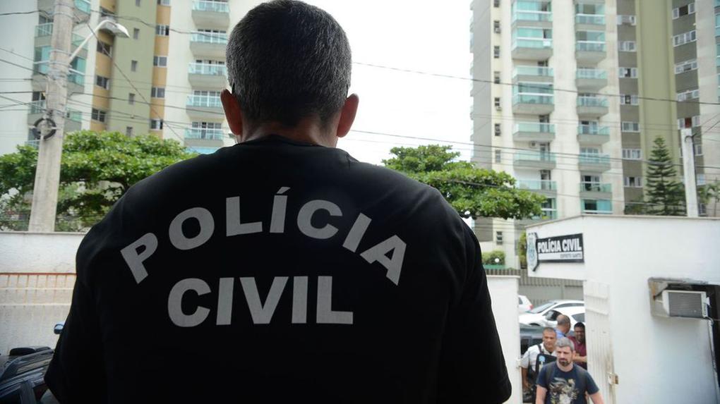 Imagem de arquivo da Agência Brasil mostra agente da Polícia civil de costa