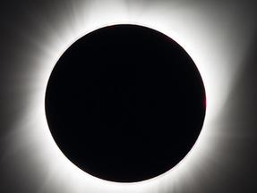Eclipse solar híbrido