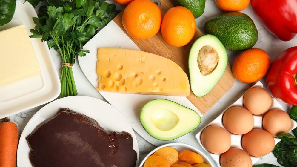 fontes de vitamina A como fígado, ovos, peixe, queijo e damasco