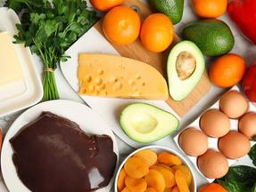 fontes de vitamina A como fígado, ovos, peixe, queijo e damasco