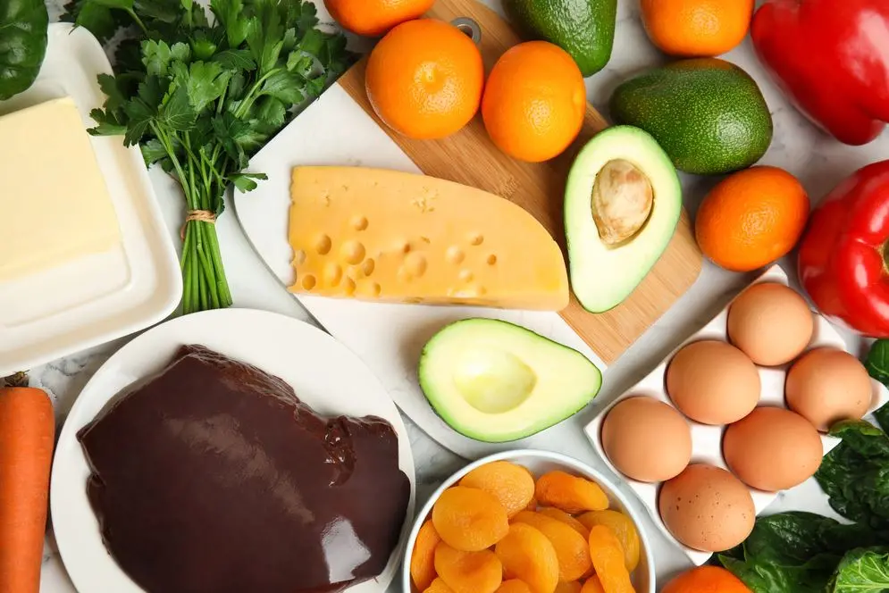 fontes de vitamina A como fígado, ovos, peixe, queijo e damasco