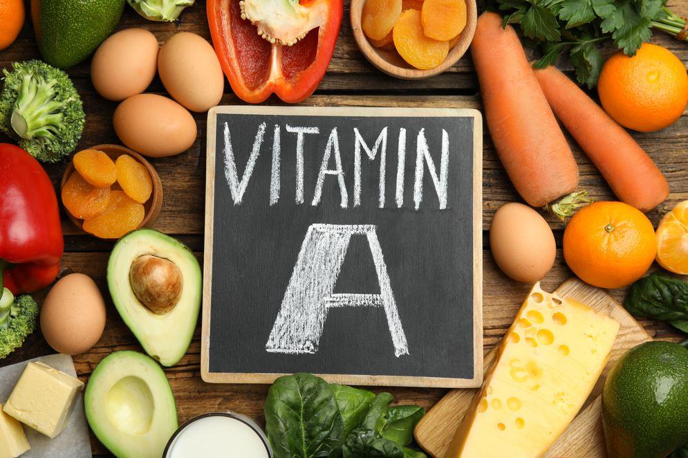 alimentos como abacate, pimentão, ovo, queijo e cenoura, fonte de vitamina A