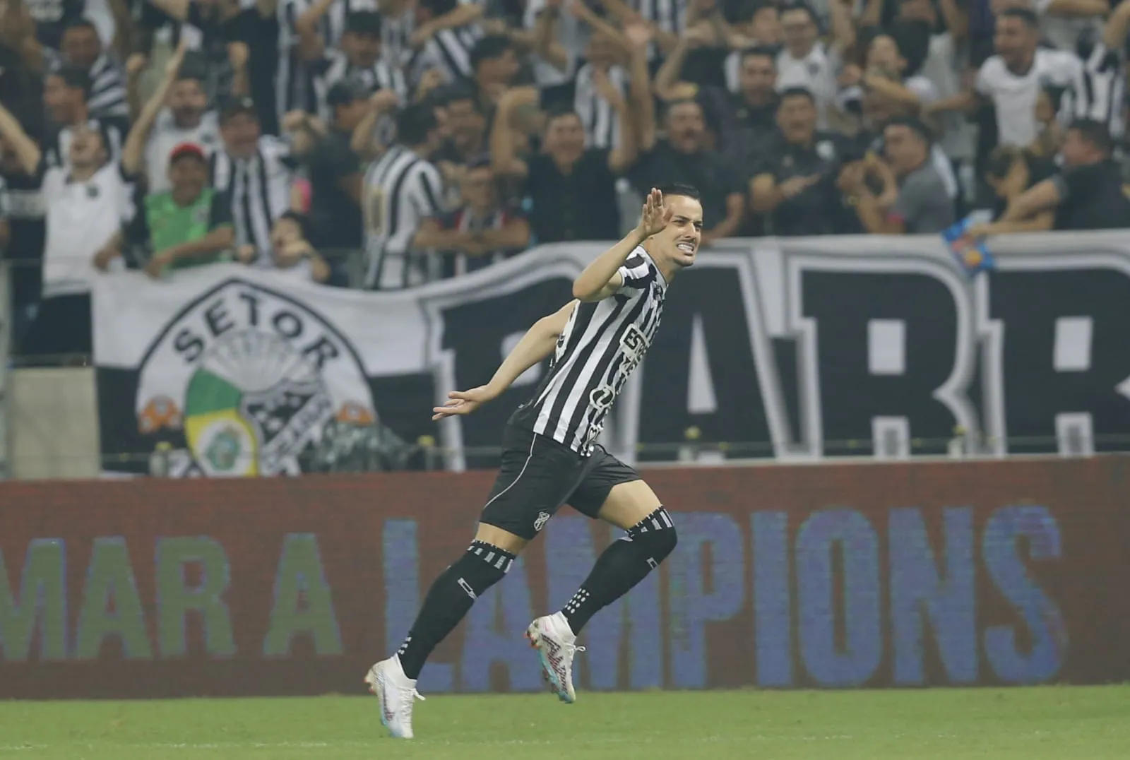 O Ceará saiu na frente com um golaço de Castilho, com gol logo aos 35 segundos de jogo