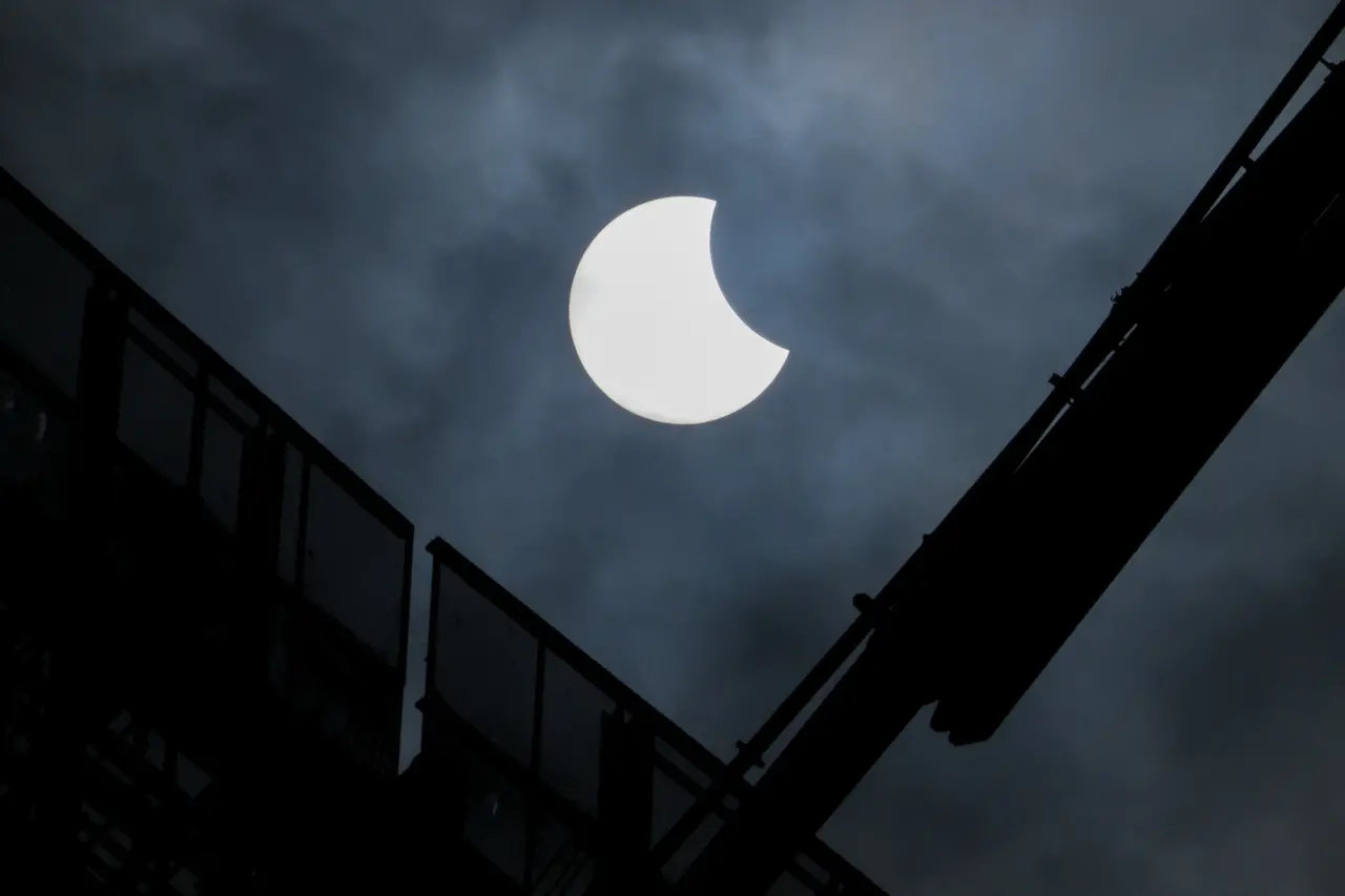 Eclipse solar híbrido raro registrado entre 19 e 20 de abril de 2023 na Austrália, Indonésia e Timor-Leste