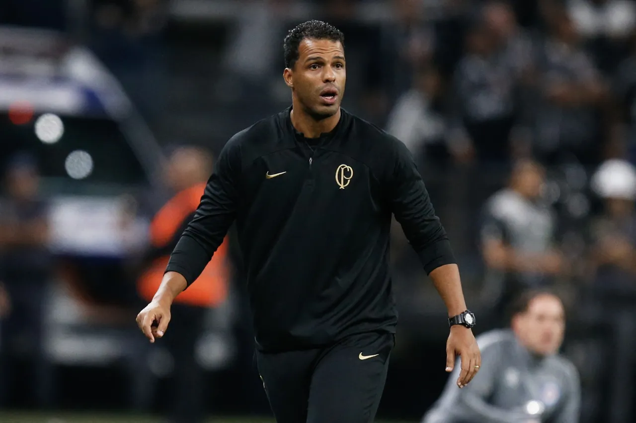 Fernando Lázaro deixa cargo de técnico do Corinthians