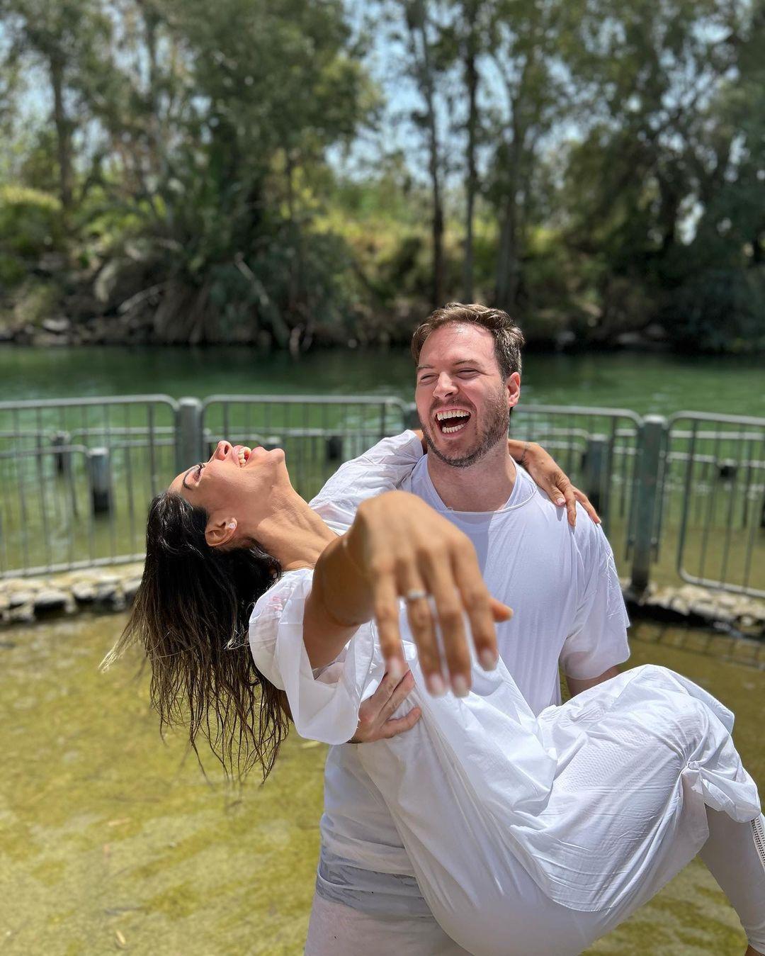 Maíra Cardi e Primo Rico noivam em Israel