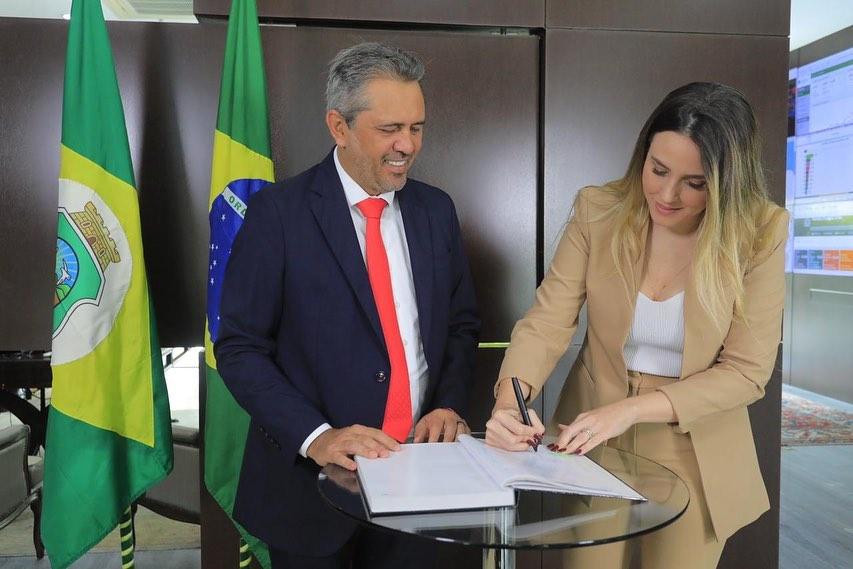 Jade Romero com Elmano de Freitas na tranmissão do cargo durante viagem do governador à China
