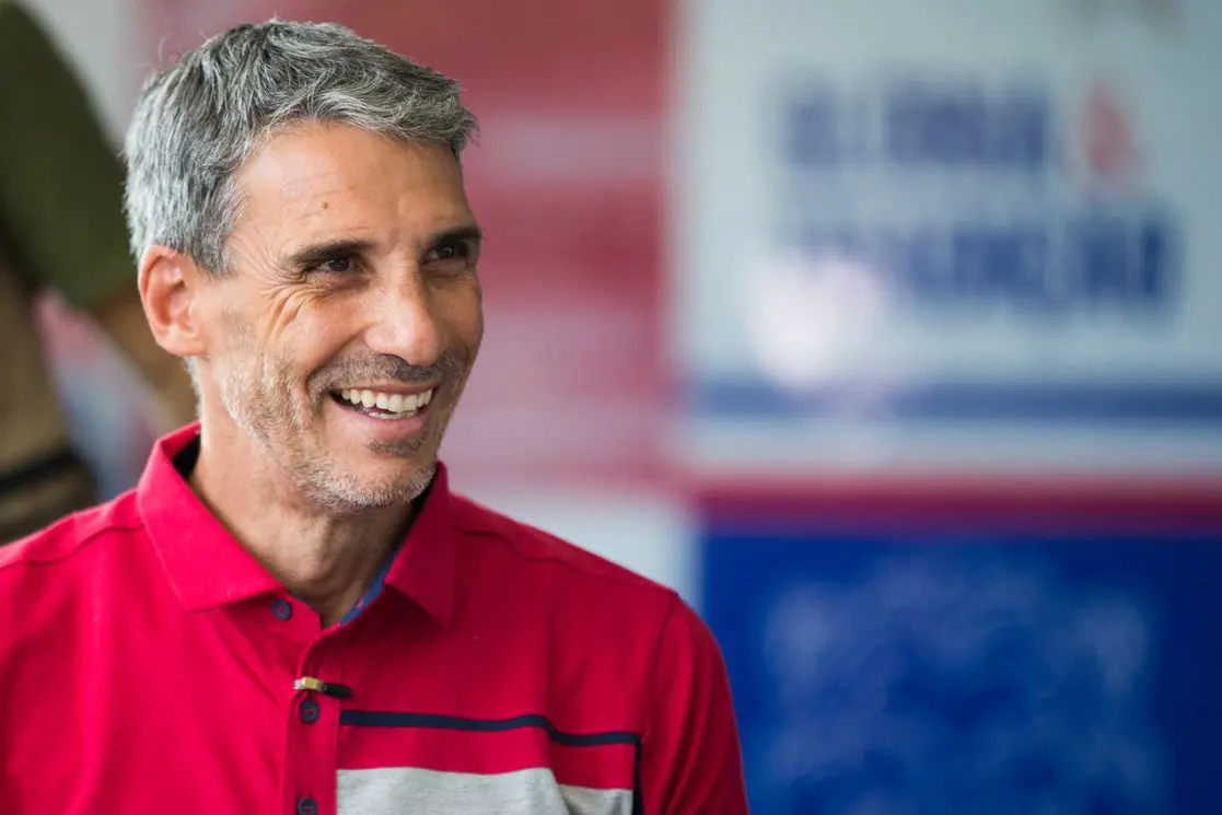 Imagem mostra Vojvoda, técnico do Fortaleza, sorrindo