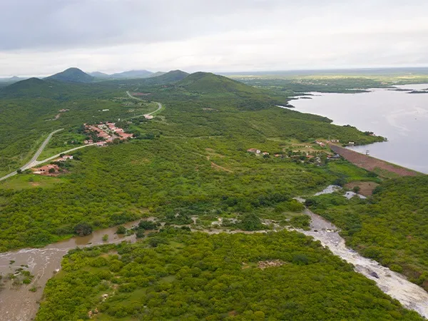 Vista aérea da parede e do sangradouro do açude