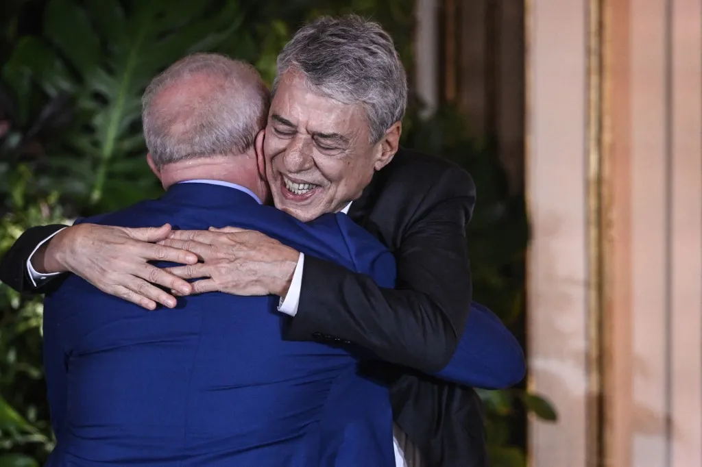 Chico Buarque celebrou a honraria ao lado do presidente Lula