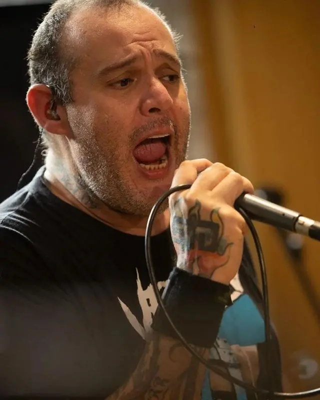 Músico Reges Bolo cantando